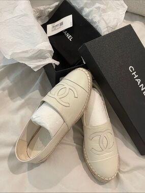 CHANEL Cream Leather CC Espadrille Flats